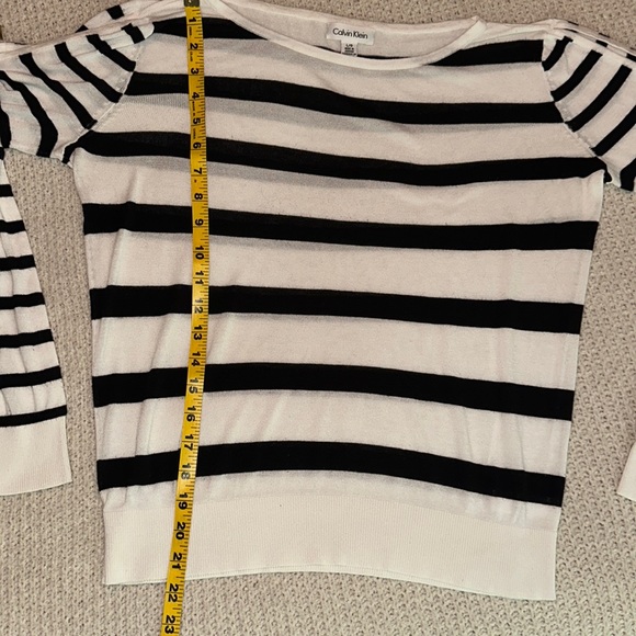 Calvin Klein Sweater - Picture 9 of 9